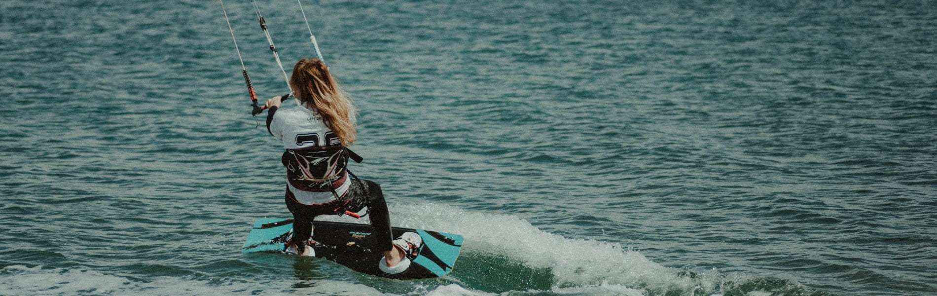 Femme qui fait du kitesurf au cap d'agde