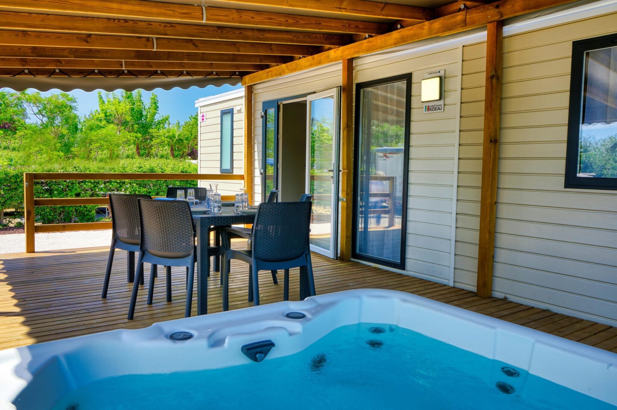 Mobilhome BALNEO (climatisation + tv + lave-vaisselle + Bain à remous) 6