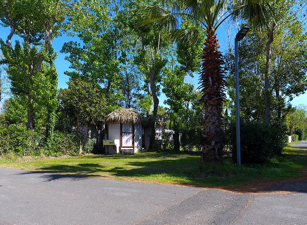 EMPLACEMENT CAMPING AVEC SANITAIRE PRIVE